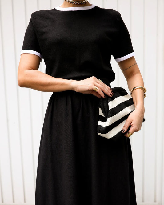 T-shirt Trico Preta com Detalhes Brancos Jabuticaba