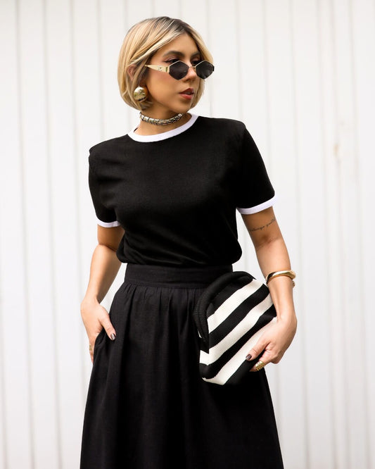 T-shirt Trico Preta com Detalhes Brancos Jabuticaba