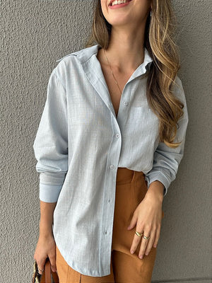 Camisa tradicional com bolso frontal azul claro Jasmim