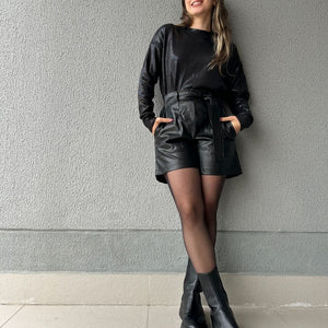 Short alfaiataria PU preto com faixa Gengibre