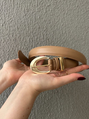 Cinto em couro com ferragens douradas Cipó