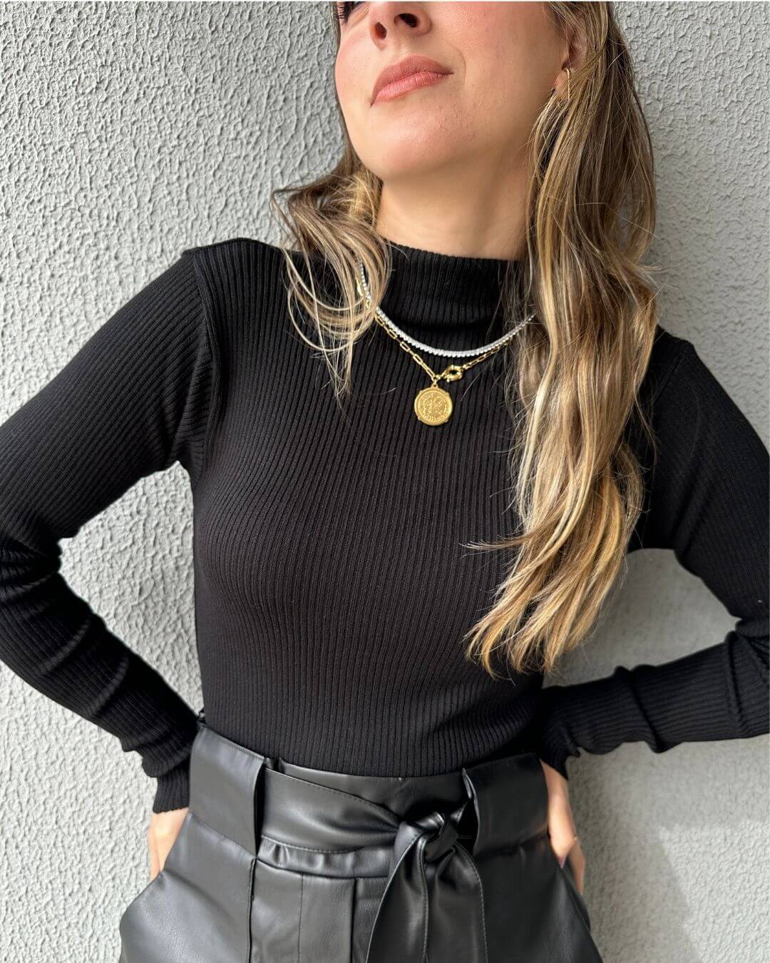 Blusa Cacharrel Tricô Modal Canelada Gola Simples Preta Antúrio