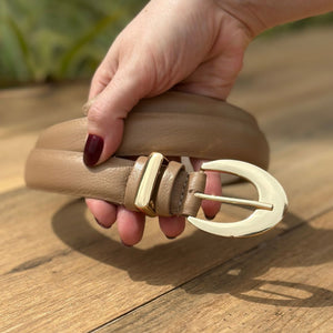 Cinto em couro com ferragens douradas Cipó