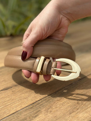 Cinto em couro com ferragens douradas Cipó