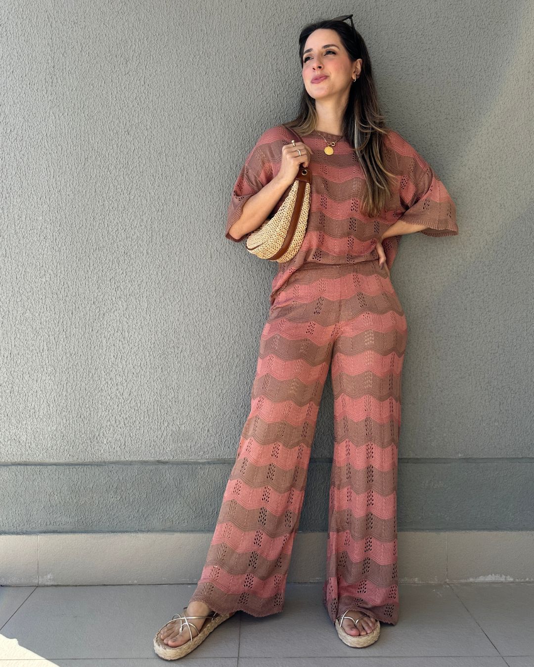 Conjunto Listrado de Calça e Blusa Marrom com Rosê Morango