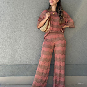 Conjunto Listrado de Calça e Blusa Marrom com Rosê Morango