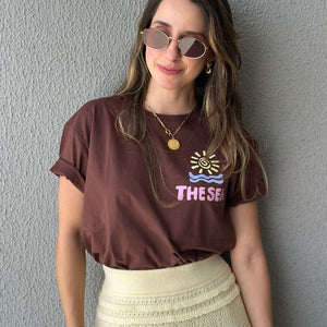 T-shirt 100% Algodão com Estampa Frente e Costas Marrom Cajá