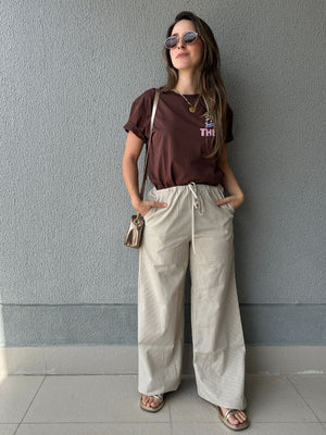 T-shirt 100% Algodão com Estampa Frente e Costas Marrom Cajá