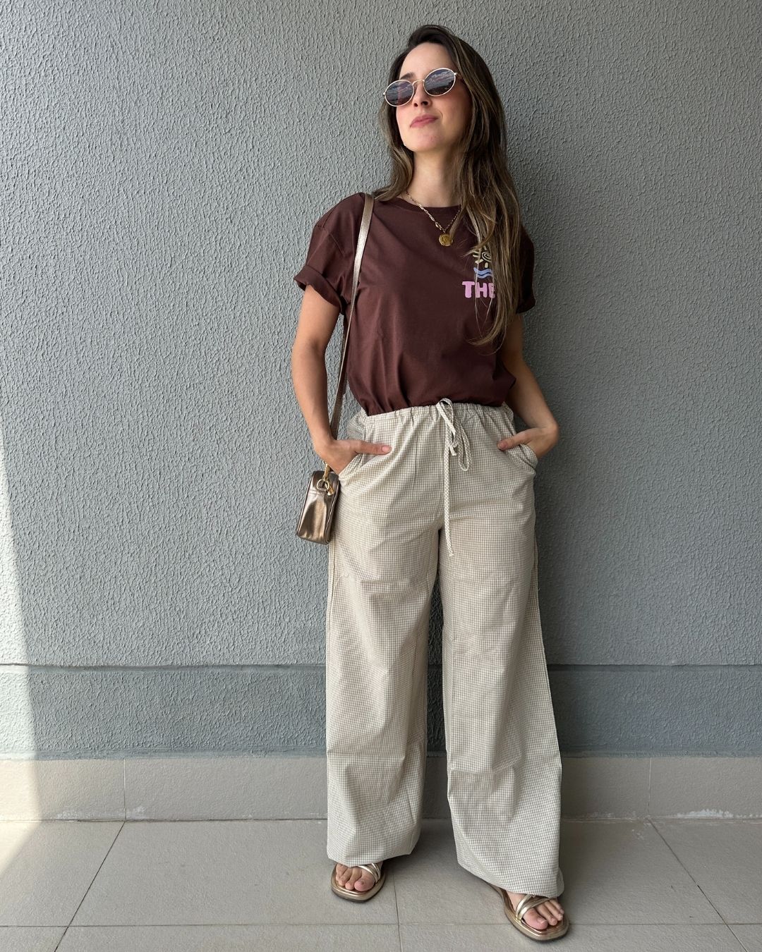 T-shirt 100% Algodão com Estampa Frente e Costas Marrom Cajá