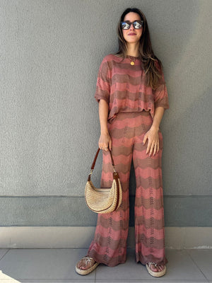 Conjunto Listrado de Calça e Blusa Marrom com Rosê Morango