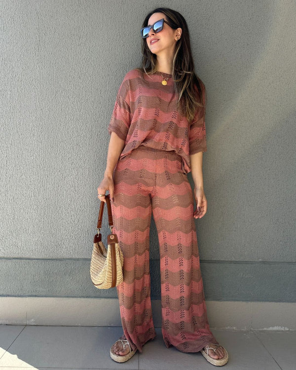 Conjunto Listrado de Calça e Blusa Marrom com Rosê Morango