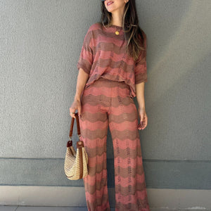 Conjunto Listrado de Calça e Blusa Marrom com Rosê Morango