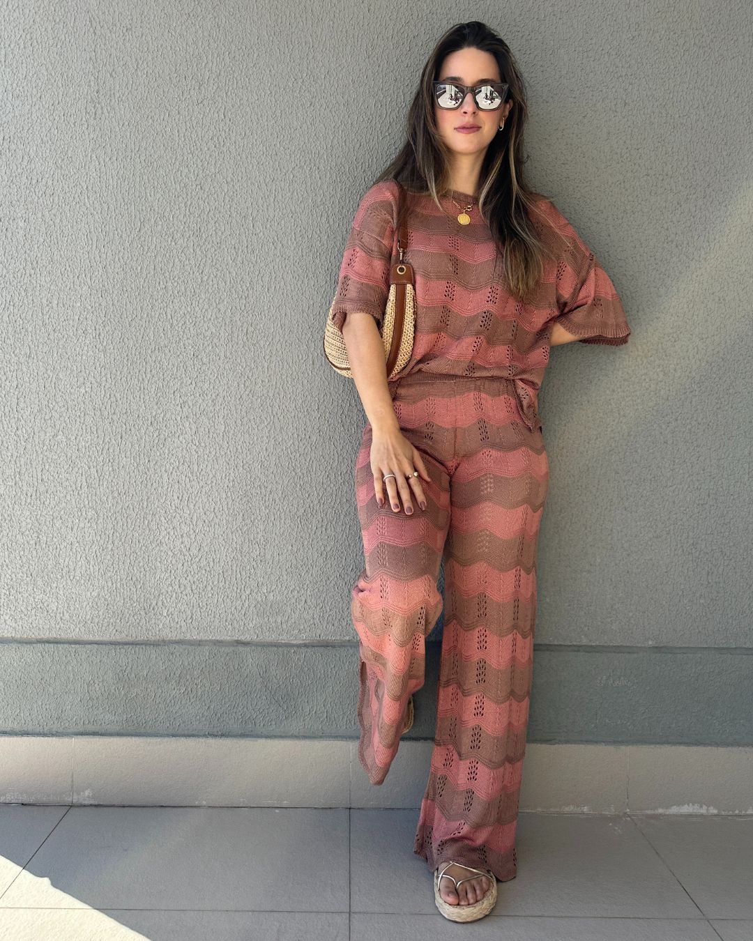 Conjunto Listrado de Calça e Blusa Marrom com Rosê Morango