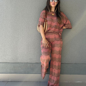 Conjunto Listrado de Calça e Blusa Marrom com Rosê Morango