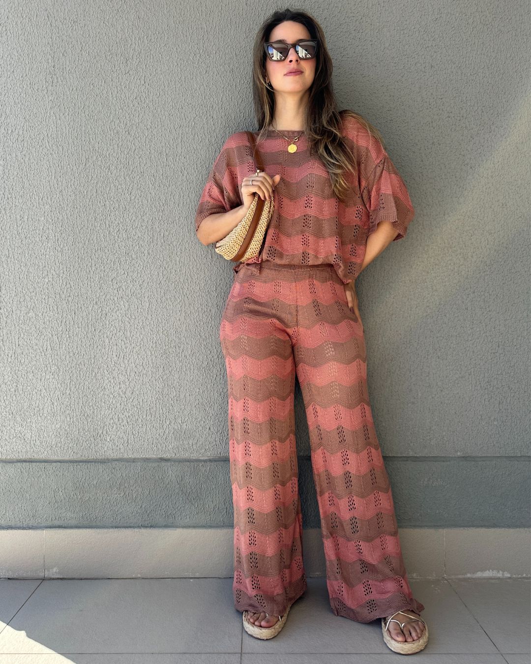 Conjunto Listrado de Calça e Blusa Marrom com Rosê Morango
