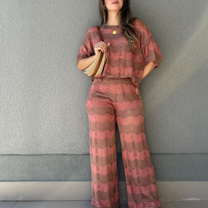 Conjunto Listrado de Calça e Blusa Marrom com Rosê Morango