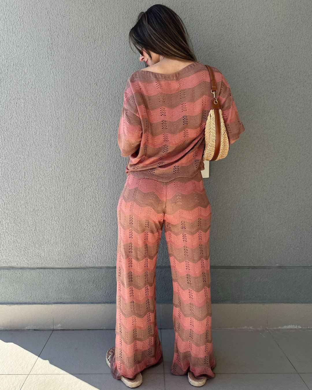 Conjunto Listrado de Calça e Blusa Marrom com Rosê Morango