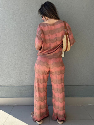 Conjunto Listrado de Calça e Blusa Marrom com Rosê Morango