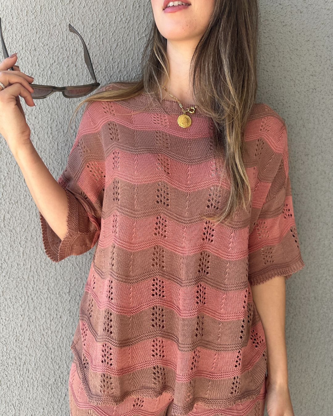 Conjunto Listrado de Calça e Blusa Marrom com Rosê Morango