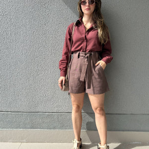 Camisa Tradicional Marrom com Bolso Frontal Jasmim