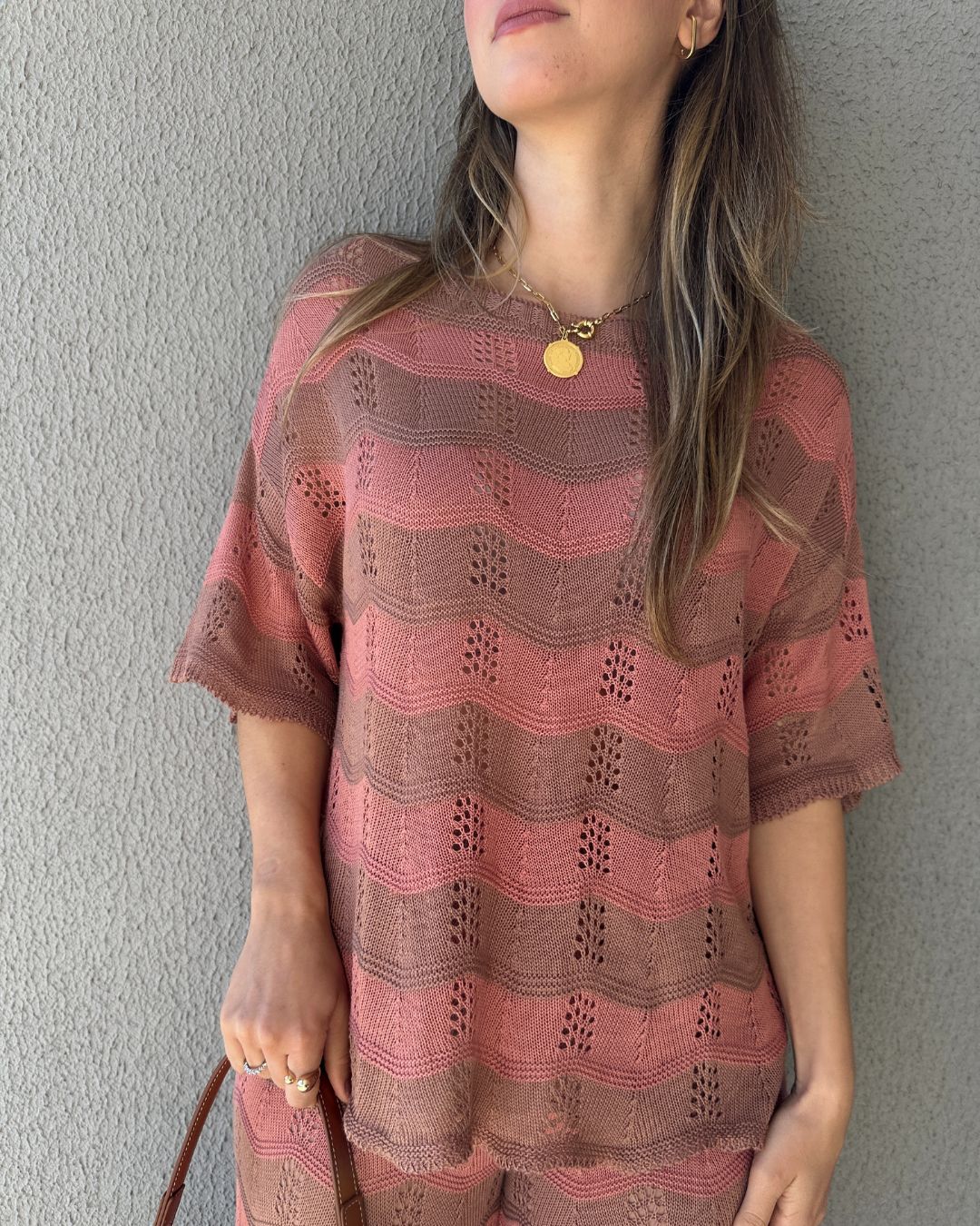 Conjunto Listrado de Calça e Blusa Marrom com Rosê Morango