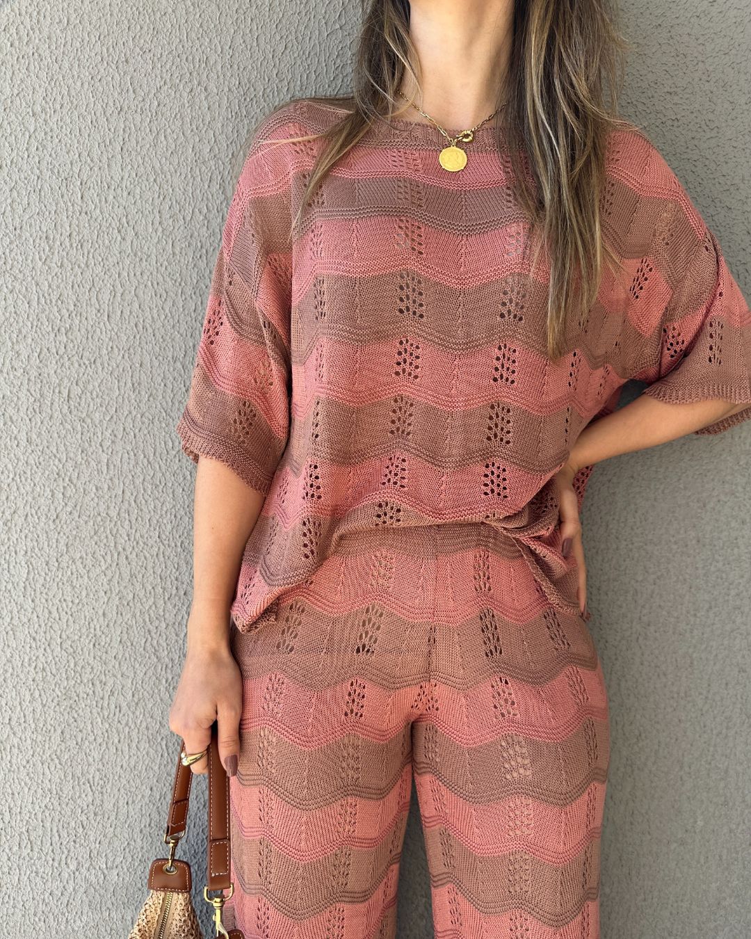 Conjunto Listrado de Calça e Blusa Marrom com Rosê Morango