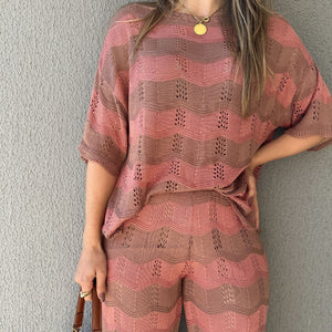 Conjunto Listrado de Calça e Blusa Marrom com Rosê Morango