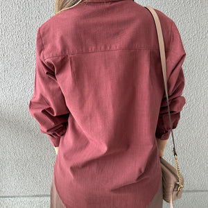 Camisa Tradicional Marrom com Bolso Frontal Jasmim