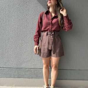 Camisa Tradicional Marrom com Bolso Frontal Jasmim