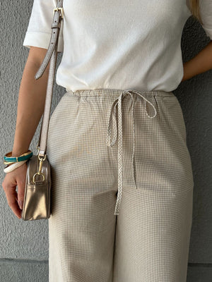 Calça Wide Leg Cós com Elástico e Amarração Amêndoa