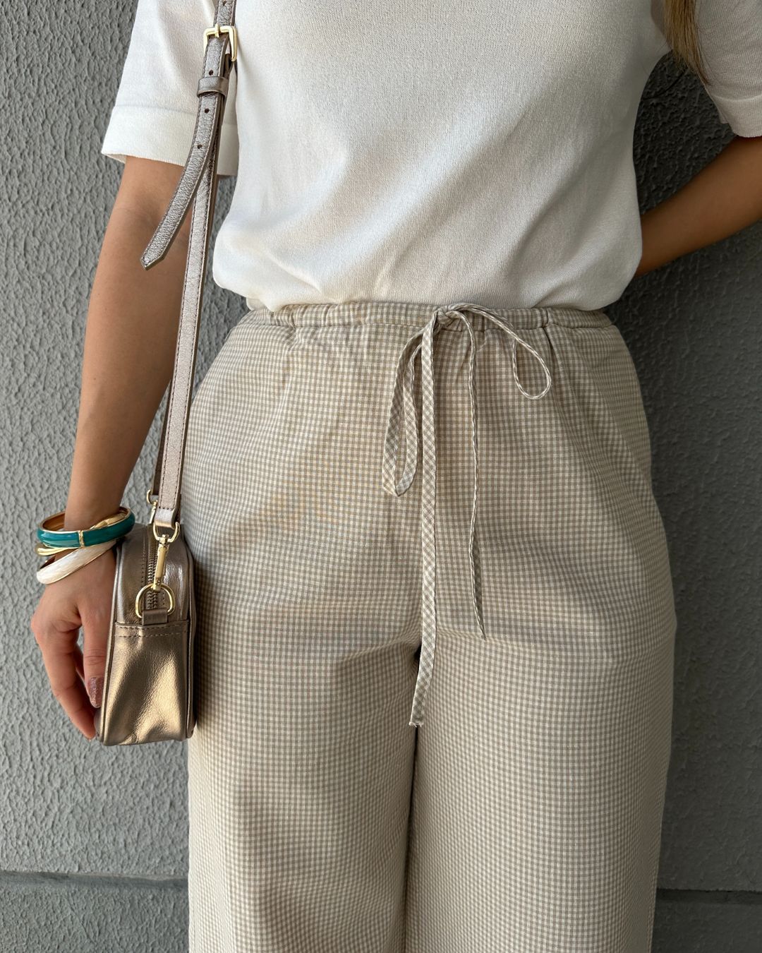 Calça Wide Leg Cós com Elástico e Amarração Amêndoa