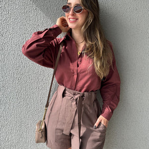 Camisa Tradicional Marrom com Bolso Frontal Jasmim