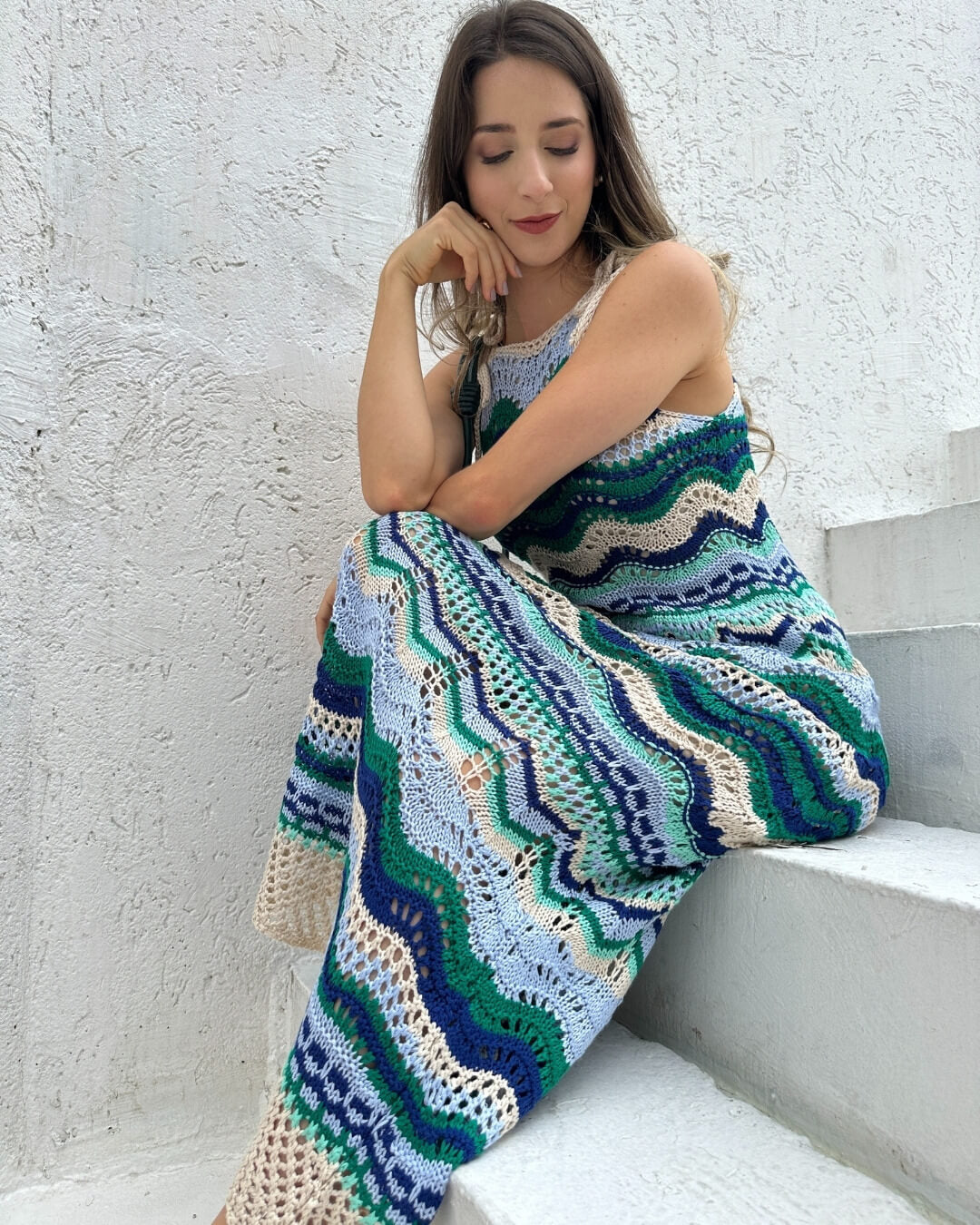 Vestido de tricot vazado com listras azul verde e areia Macadâmia