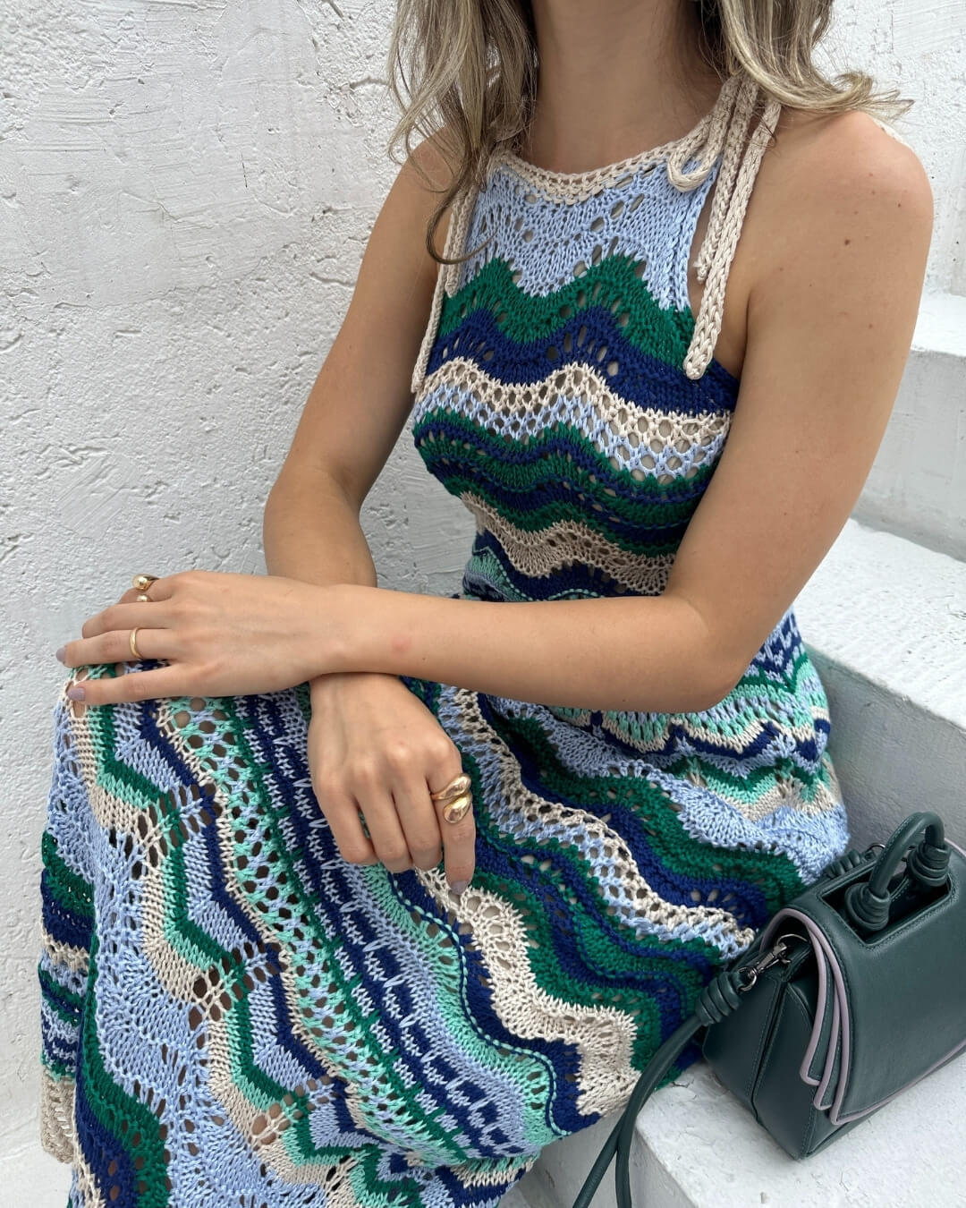 Vestido de tricot vazado com listras azul verde e areia Macadâmia