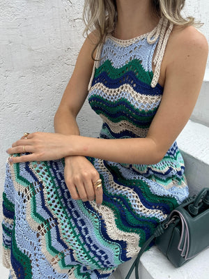 Vestido de tricot vazado com listras azul verde e areia Macadâmia