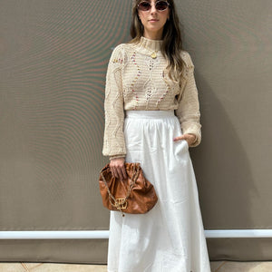 Look Saia em Viscolinho Branca e T-shirt Branca de Tricô com Detalhes em Preto