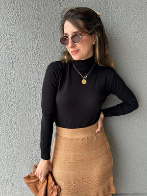 Blusa cacharrel tricô modal gola alta Rolê Lisa preta Lirio