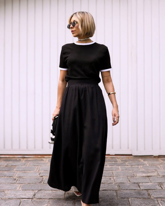 Look Saia em Viscolinho Preta e T-shirt Preta de Tricô com Detalhes em Branco