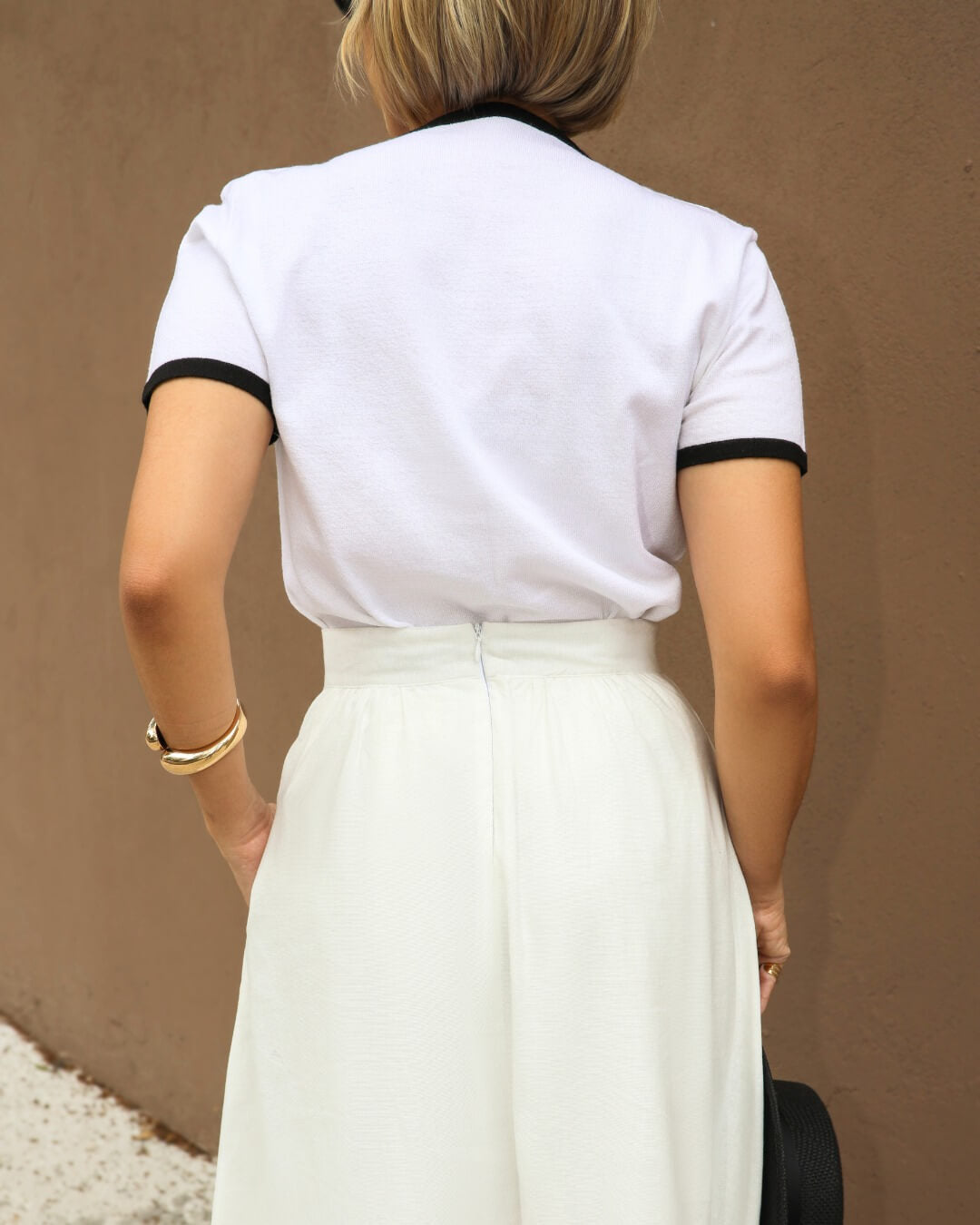 T-shirt Tricot Branca com Detalhes Pretos Jabuticaba
