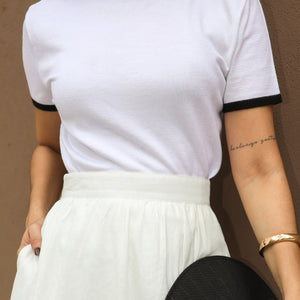 T-shirt Tricot Branca com Detalhes Pretos Jabuticaba