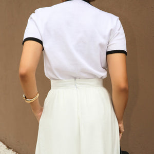 T-shirt Tricot Branca com Detalhes Pretos Jabuticaba