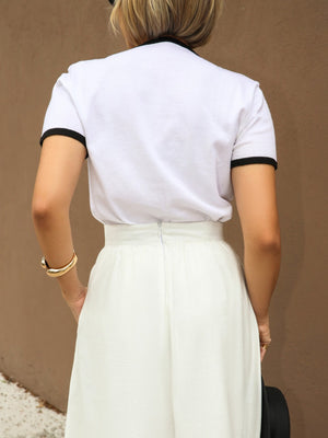 T-shirt Tricot Branca com Detalhes Pretos Jabuticaba