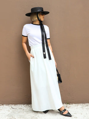Look Saia em Viscolinho Branca e T-shirt Branca de Tricô com Detalhes em Preto