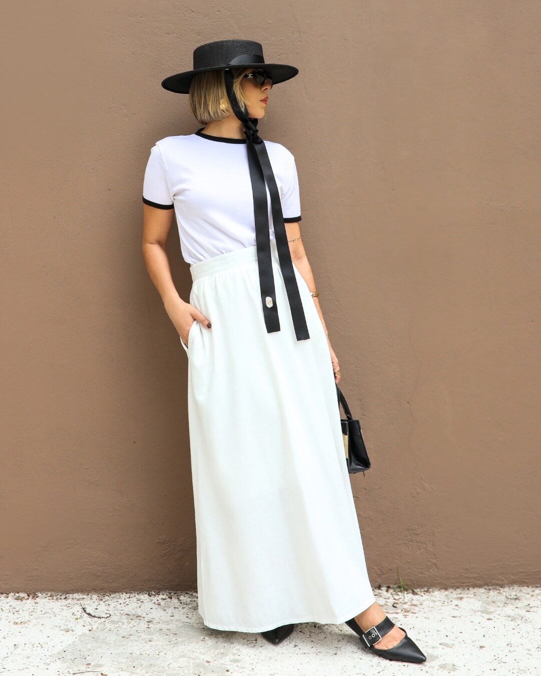 T-shirt Tricot Branca com Detalhes Pretos Jabuticaba