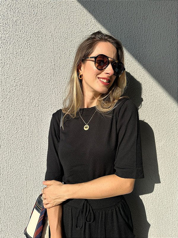 Blusa em tricot com manga curta linha basic preta Maçã