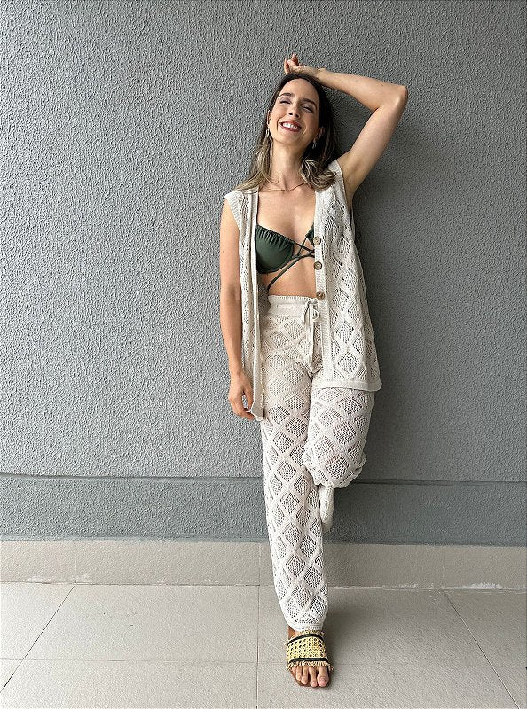 Conjunto de tricot com calça e colete com botoes cru Coqueiro