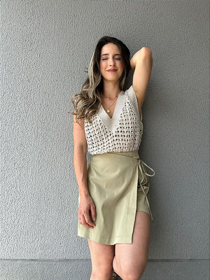 Colete tricot fechado cru com lurex prata e dourado Limão