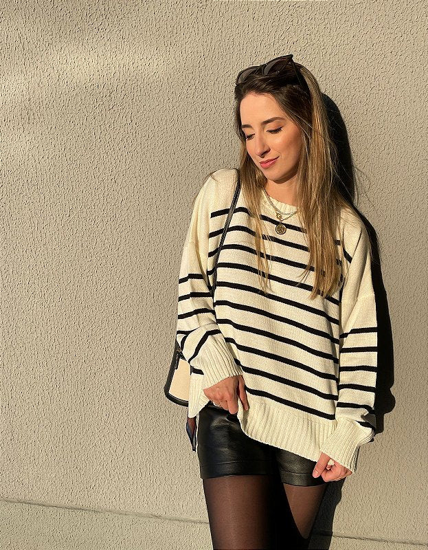 Blusa tricot oversized branca com listras pretas Lobélia