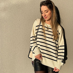 Blusa tricot oversized branca com listras pretas Lobélia