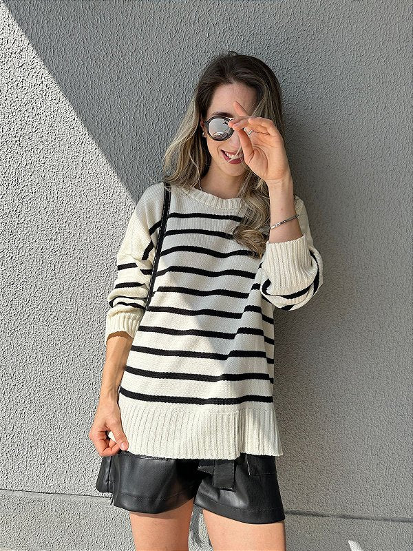 Blusa tricot oversized branca com listras pretas Lobélia